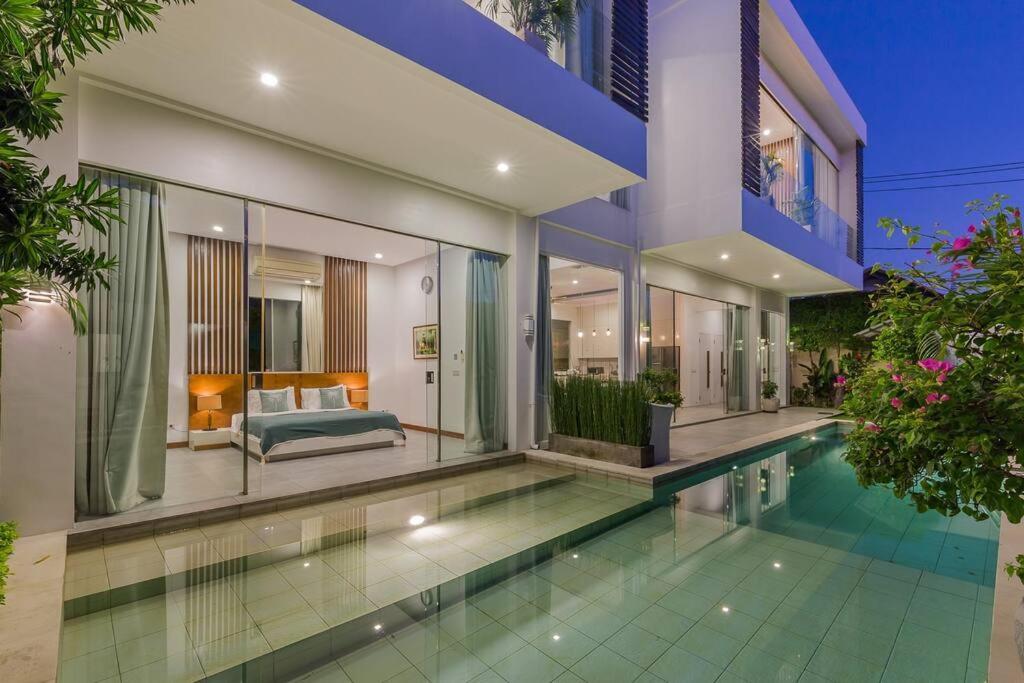 Serenity: Modern Design Luxury 12m Pool And Bbq Villa