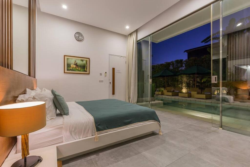 Serenity: Modern Design Luxury 12m Pool And Bbq Villa
