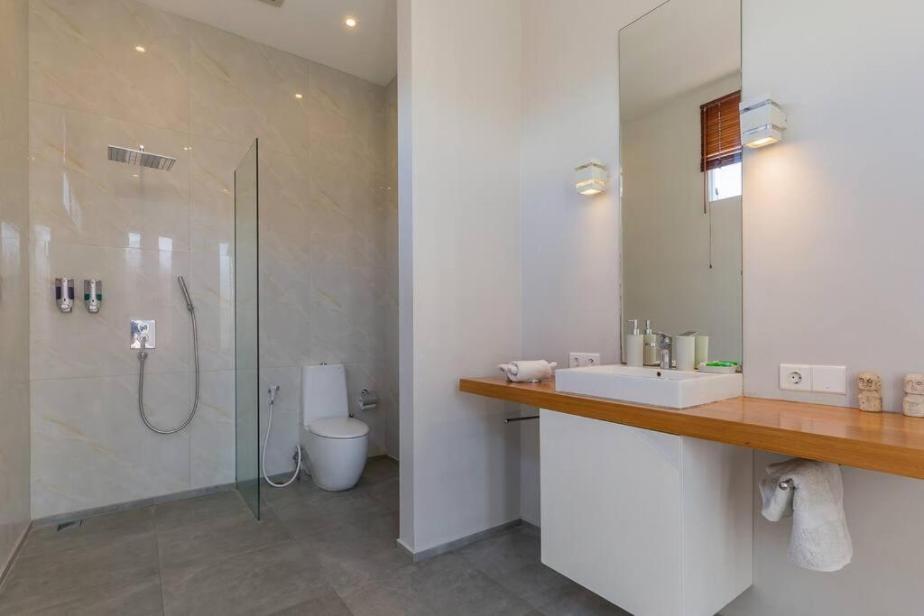 Serenity: Modern Design Luxury 12m Pool And Bbq