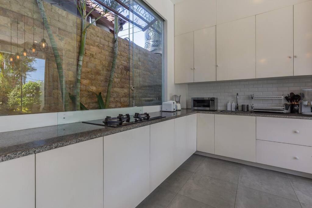 Serenity: Modern Design Luxury 12m Pool And Bbq *