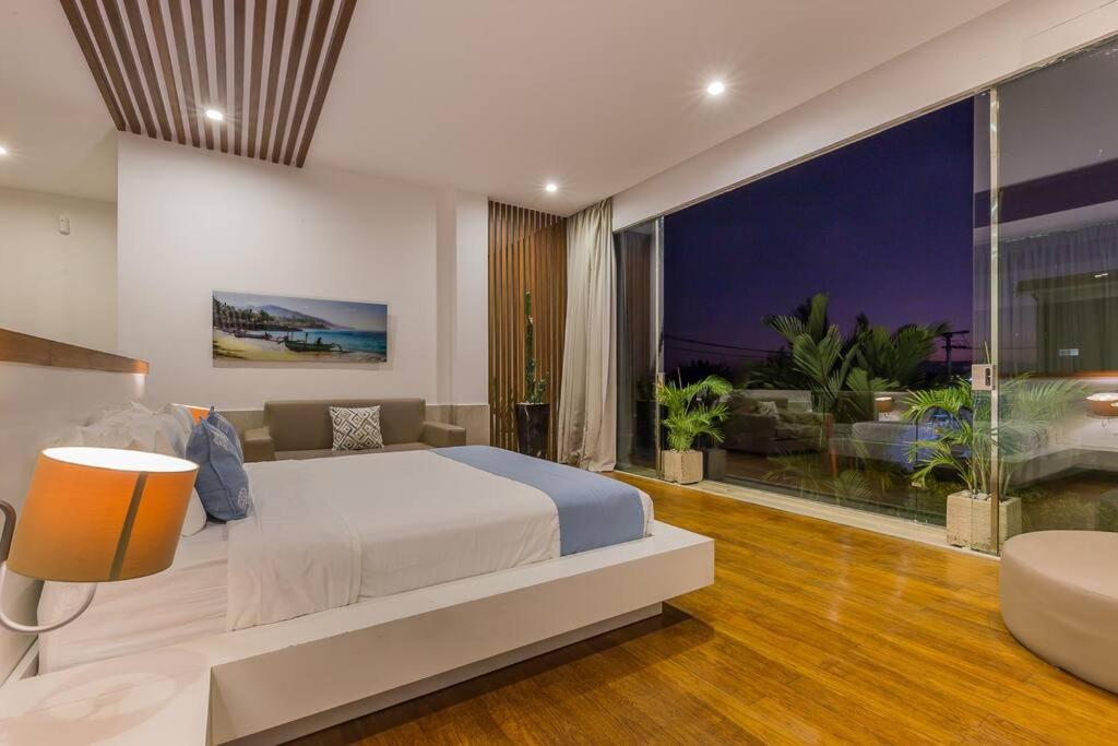 Serenity: Modern Design Luxury 12m Pool And Bbq Villa *